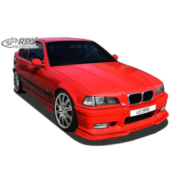 Front lip på rød BMW 3 E36 med M-Technik frontspoiler, svarte detaljer og store sølvfelger.