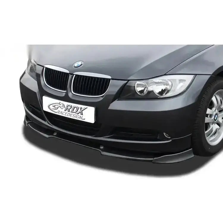 Frontleppe til BMW 3 E90/E91 04-08 i sort plast montert under støtfanger, sett forfra.