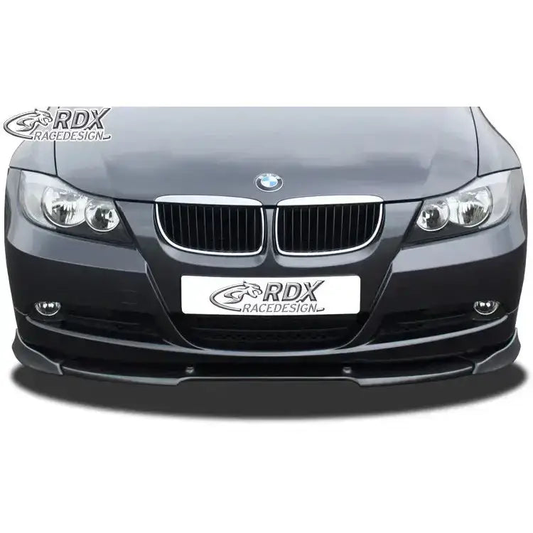 Frontspoiler til BMW 3 E90/E91 04-08 montert under støtfanger på mørk grå bil med skilt.