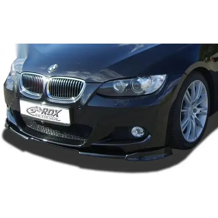 Frontleppe BMW 3 E92/E93 06-10 M-Technik montert på sort bil med markerte frontlykter og blank grill.
