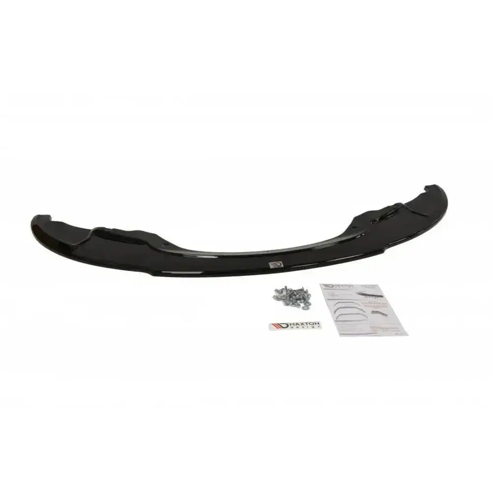 Front splitter til BMW 3 E92 Mpack sett ovenfra med monteringsskruer og instruksjonsark på hvit bakgrunn.