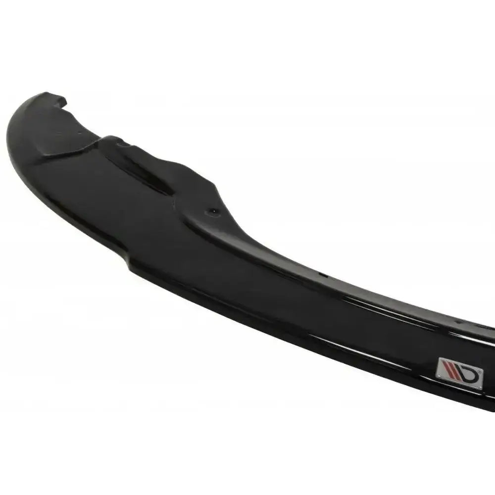 Frontleppe Bmw 3 E92 Mpack i sort blank plast, vist fra siden og litt ovenfra mot hvit bakgrunn.