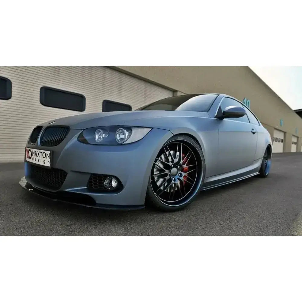 Frontsplitter på Bmw 3 E92 Mpack, matt grå, sorte felger, røde bremsekalipere, Maxton logo.