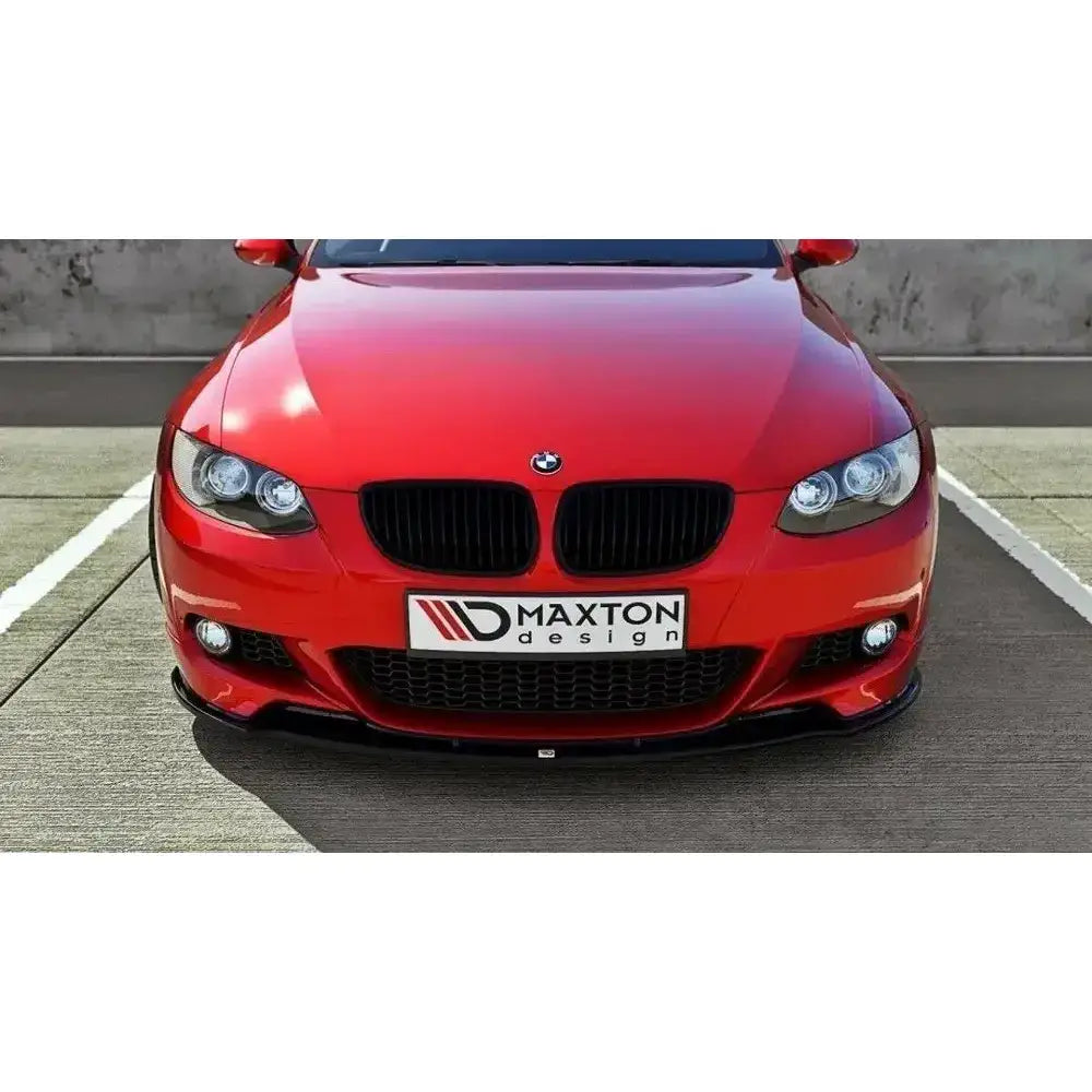 Frontspoiler på rød BMW 3 E92 Mpack med svart frontleppe og Maxton Design-skilt foran.