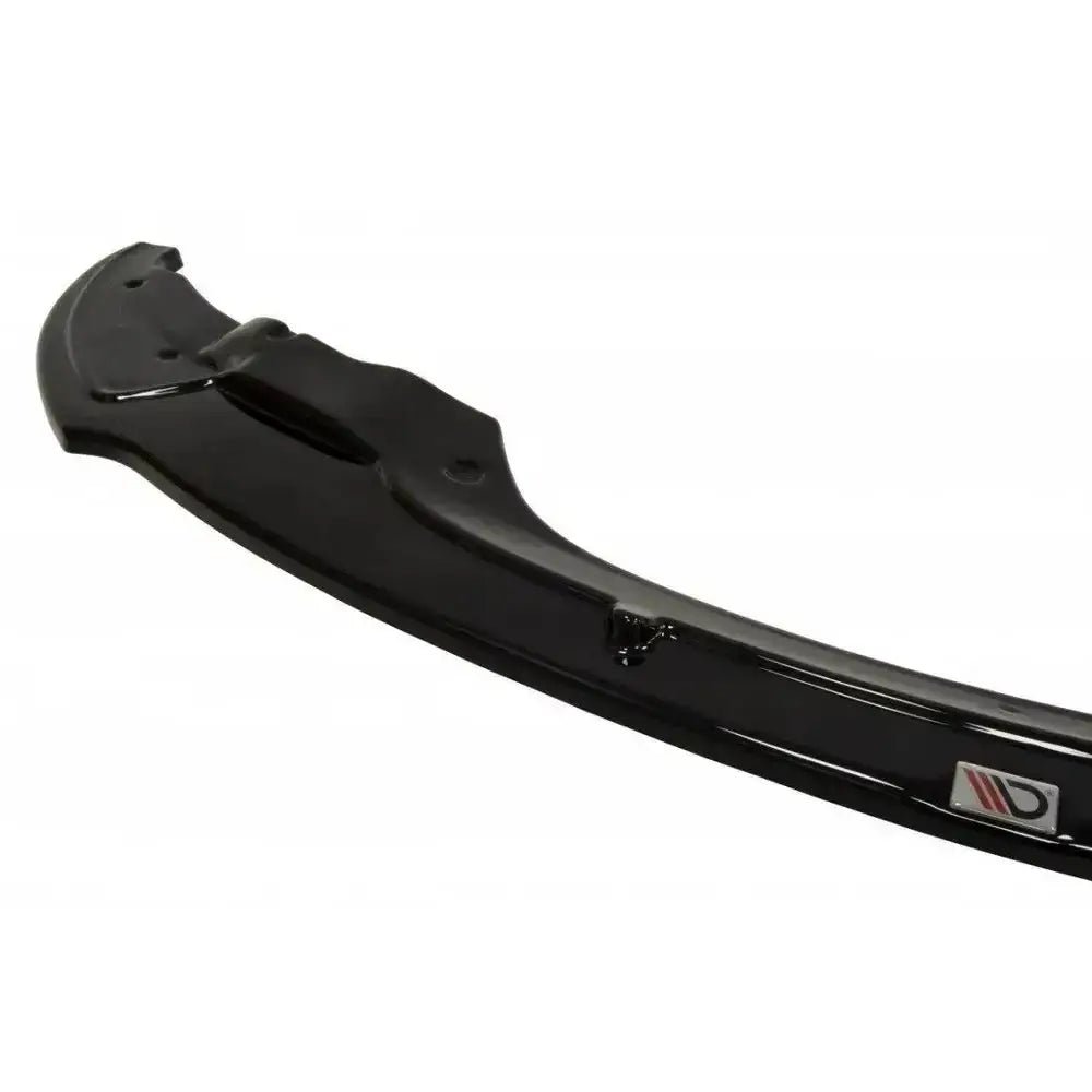Frontleppe BMW 3 E92 Mpack i sort glanset plast med logo, vist fra skrå vinkel.