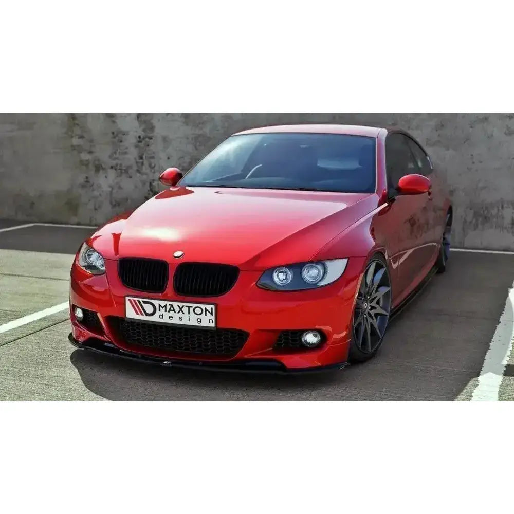 Frontsplitter på BMW 3 E92 Mpack med sort grill, mørke felger og Xenon frontlykter sett forfra.