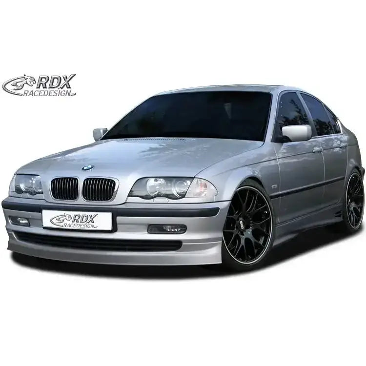Frontspoiler på sølvfarget BMW 3 serie E46 med sotede ruter, sorte felger og RDX RACEDESIGN-logo.