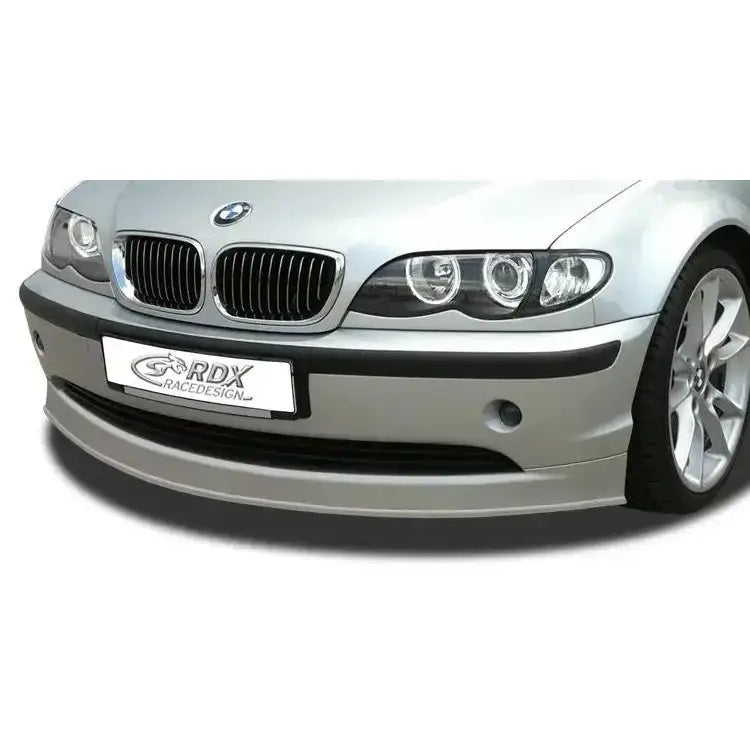 Frontleppe til BMW 3 serie E46 Facelift 03-06 montert på sølvfarget bil med svart grill.