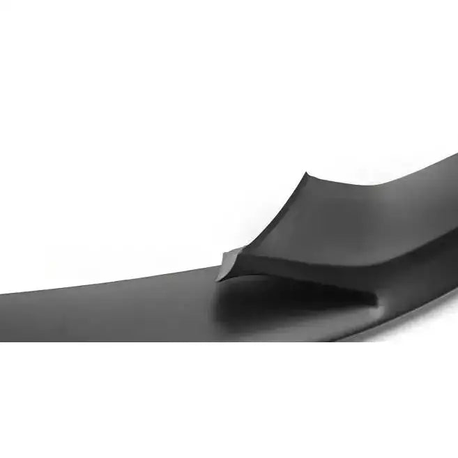 Front lip nærbilde av svart matt BMW 4 F32/F33/F36 M Performance frontleppe med strukturert overflate.