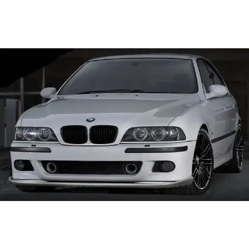 Frontleppe Bmw 5 E39 M5 på hvit bil med sorte detaljer, doble frontlykter og sportslig design.