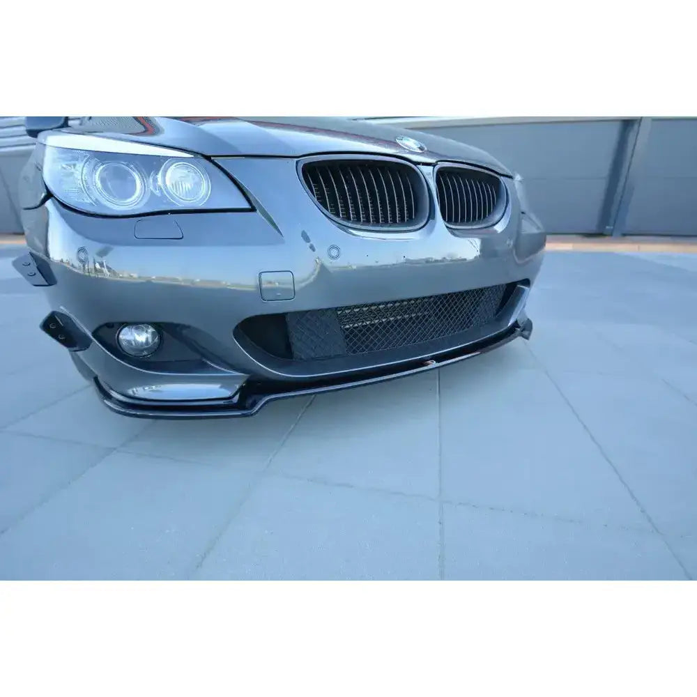Frontspoiler til BMW 5 E60/61 M-Pack med svarte detaljer og blank frontsplitter i halvprofil.