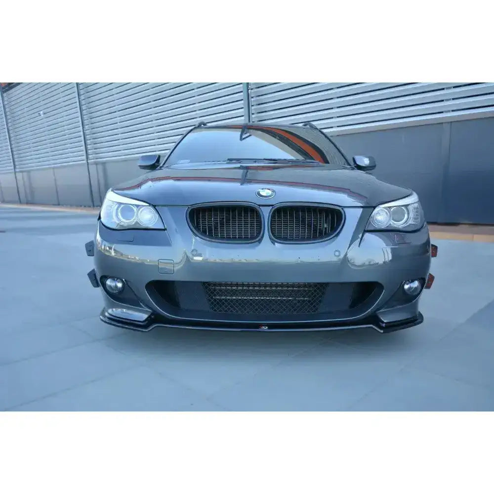 Frontsplitter på BMW 5 E60/61 M-Pack med svart, blank frontspoiler og markante hovedlykter.