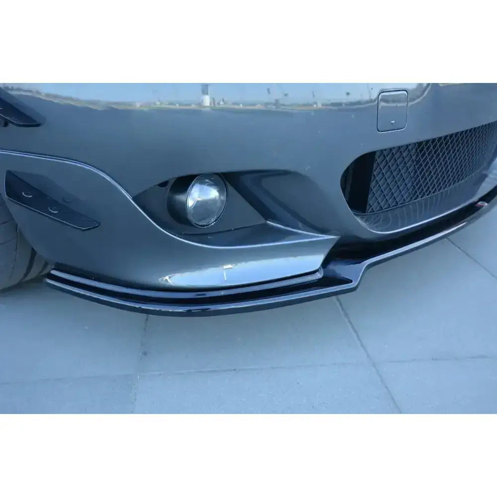 Front lip på sort frontleppe til BMW 5 E60/61 M-Pack, montert på grå støtfanger, nærbilde fra siden.