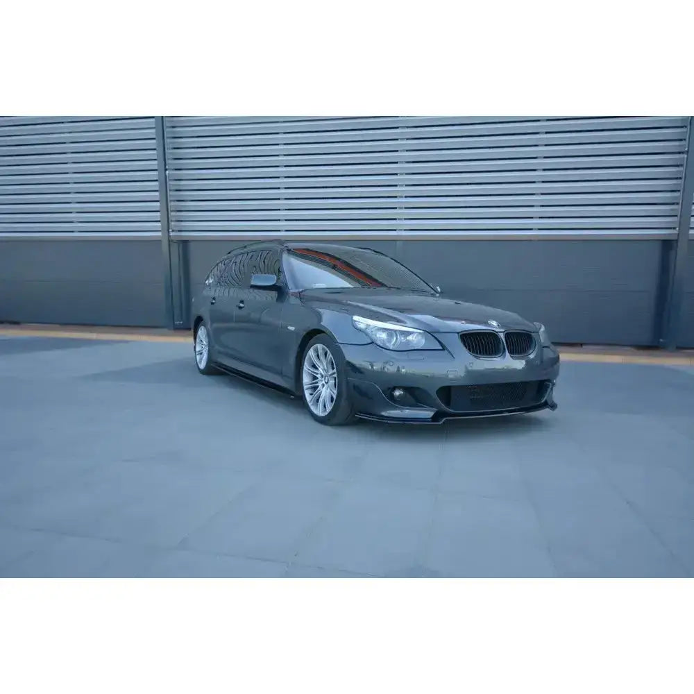 Frontleppe BMW 5 E60/61 M-Pack montert på mørk grå stasjonsvogn med sportspakke foran bygning.