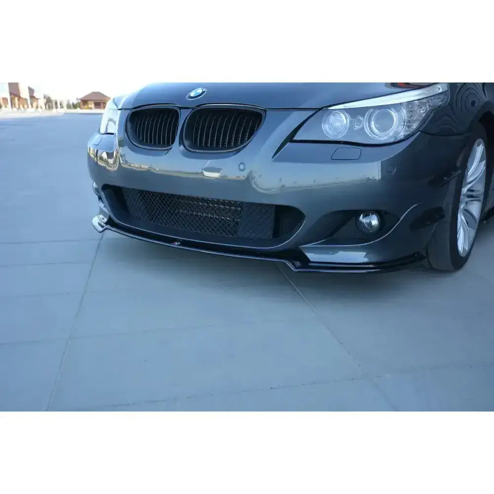 Front splitter på Bmw 5 E60/61 M-Pack med sort frontleppe og grilldetaljer, nærbilde fra lav vinkel.