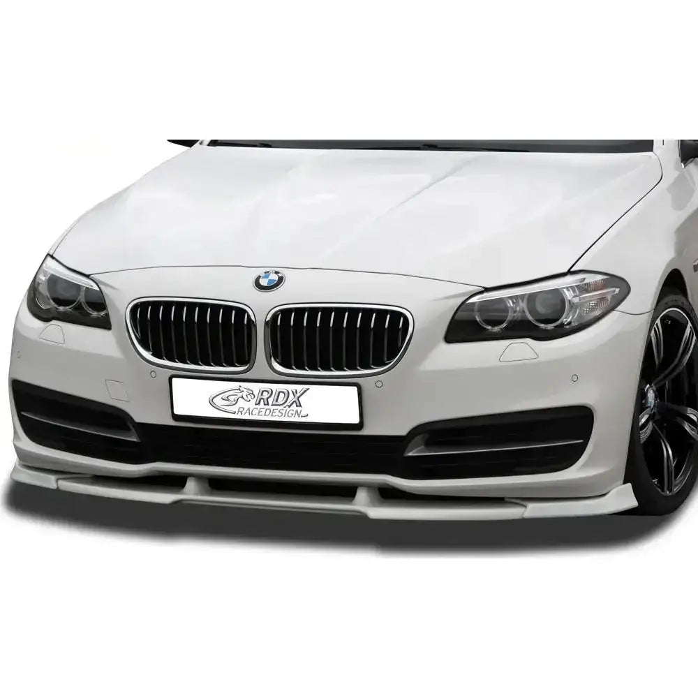 Frontleppe BMW 5 F10/F11 montert under støtfanger, sett forfra med sportslig design og sorte grilldetaljer.