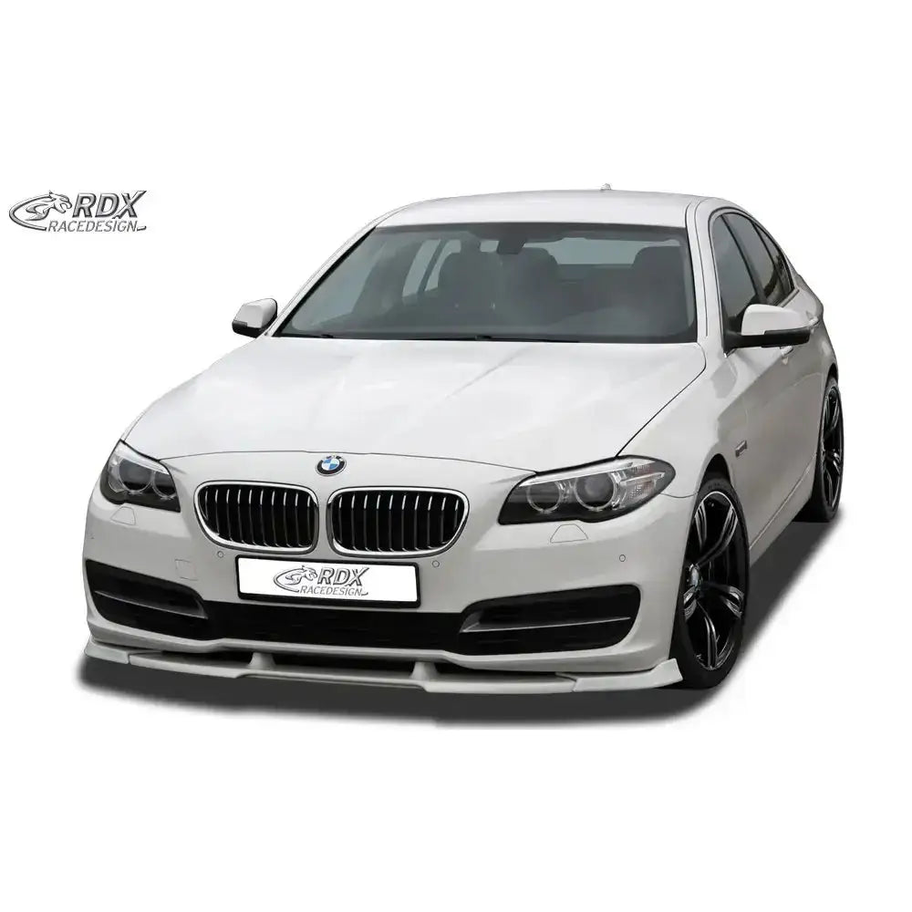 Frontspoiler på BMW 5 F10/F11 13-16 montert på hvit bil med svarte felger og sportslig design.