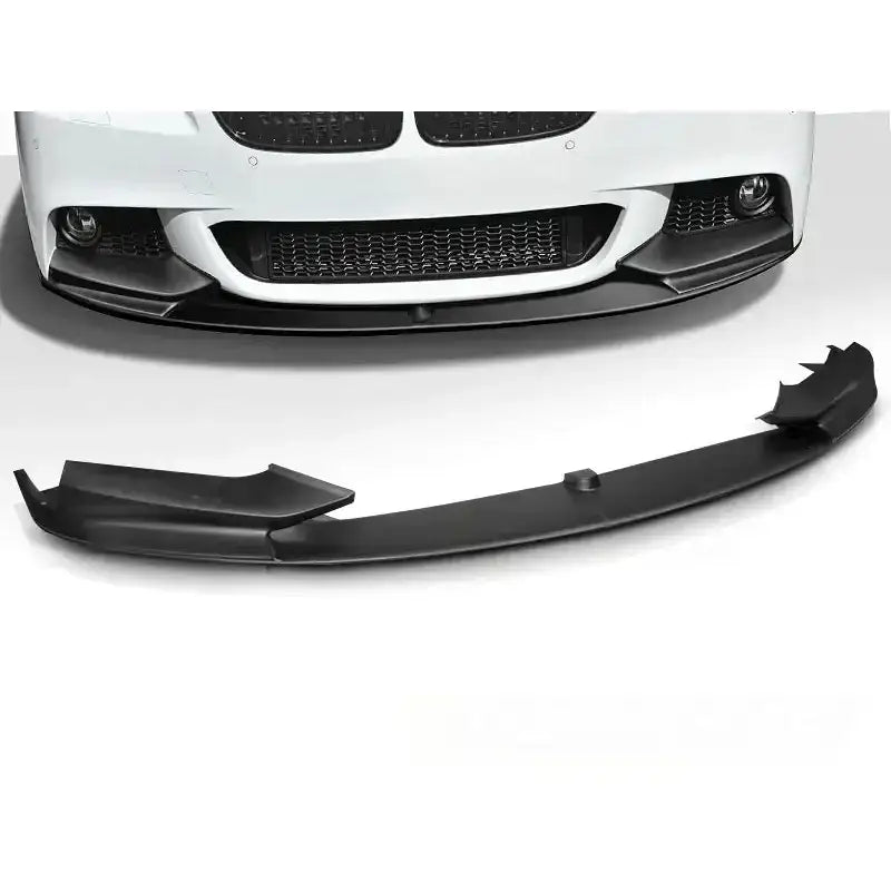Frontleppe BMW 5 F10/F11/F18 M-Performance Style i matt sort plast, sett skrått forfra på hvit bil.