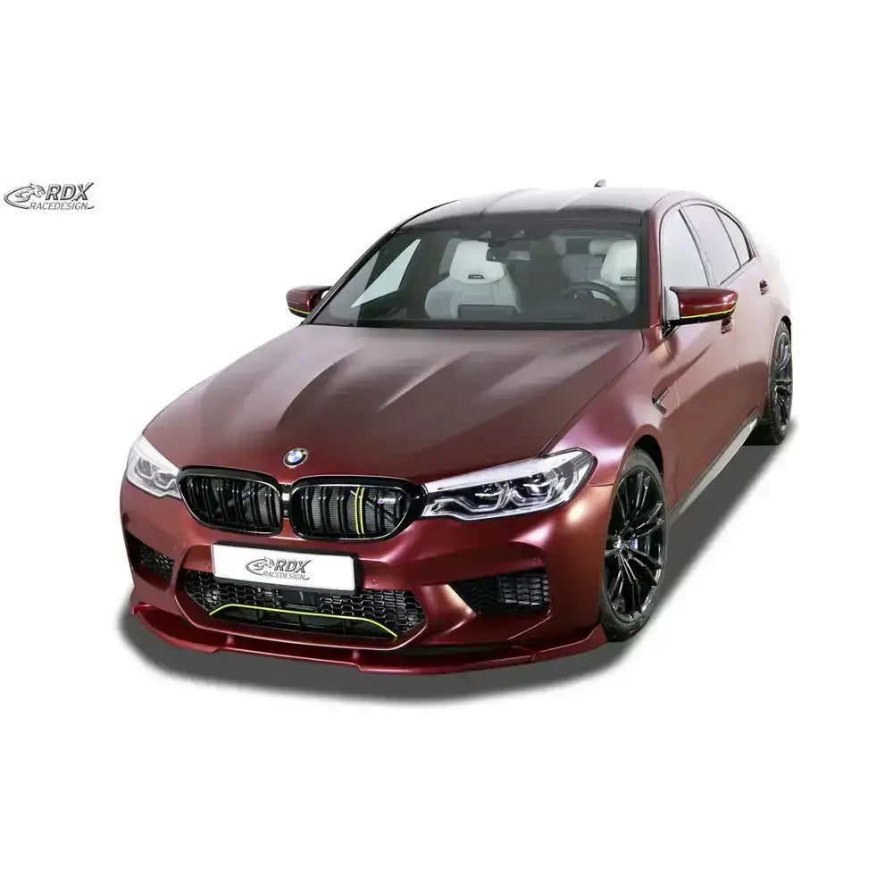 Frontspoiler til BMW 5 F90 G30, montert på mørkerød bil med svarte felger og gule detaljer.