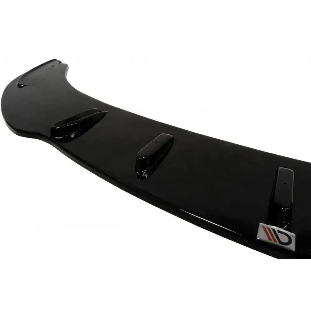 Front splitter til BMW 6 E63/E64 V.1, sort blank plast med tre finner og logo, sett skrått ovenfra.