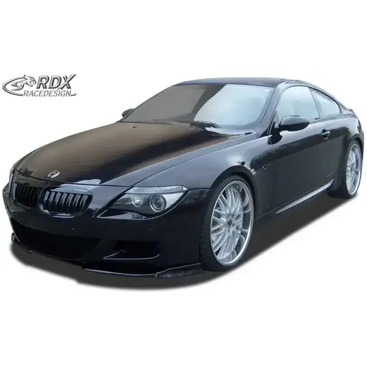 Front lip for BMW 6 E63 M6 montert på svart sportsbil med sølvfelger og lav frontspoiler.
