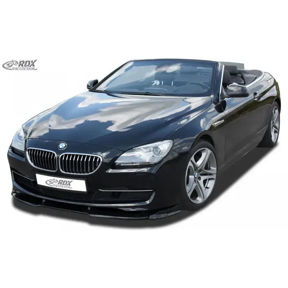 Frontspoiler på sort BMW 6 F12/F13 cabriolet med åpnet tak og sølvfelger, sett skrått forfra.
