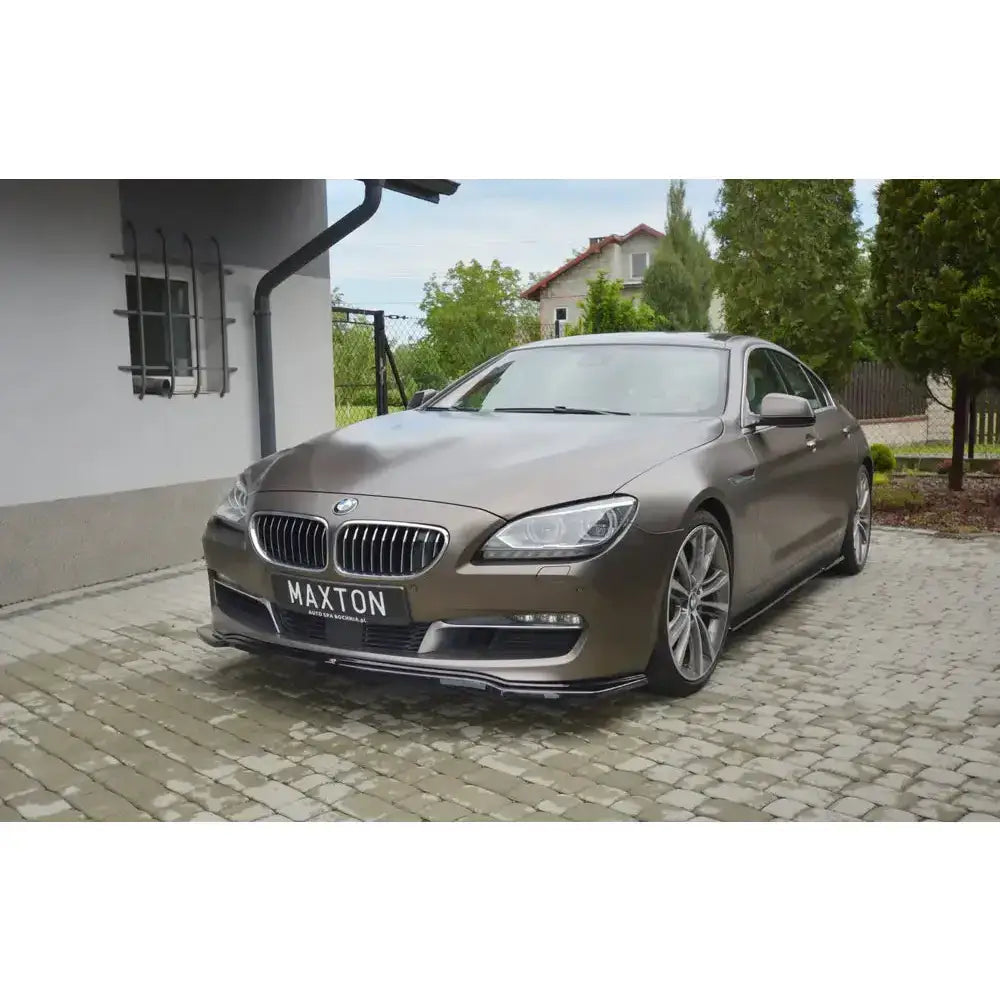 Frontspoiler på BMW 6 Gran Coupé i matt brun med aluminiumsfelger, sett skrått forfra.