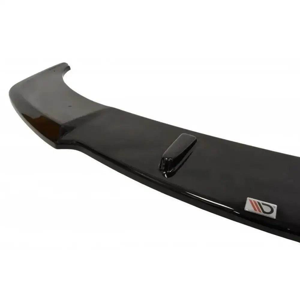 Front splitter til BMW 6 Gran Coupé Mpack, sort blank plast med logo i hjørnet, skrå vinkel.
