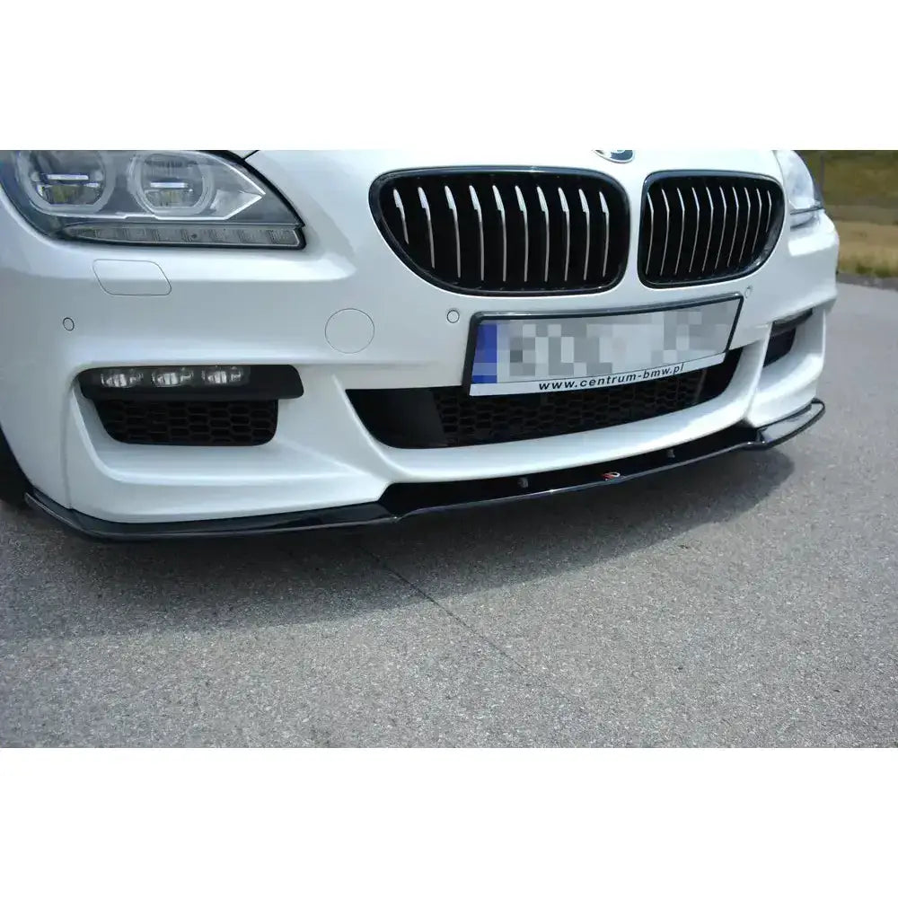 Frontleppe BMW 6 Gran Coupé Mpack i svart plast, nærbilde med synlig grill og tåkelys på hvit bil.