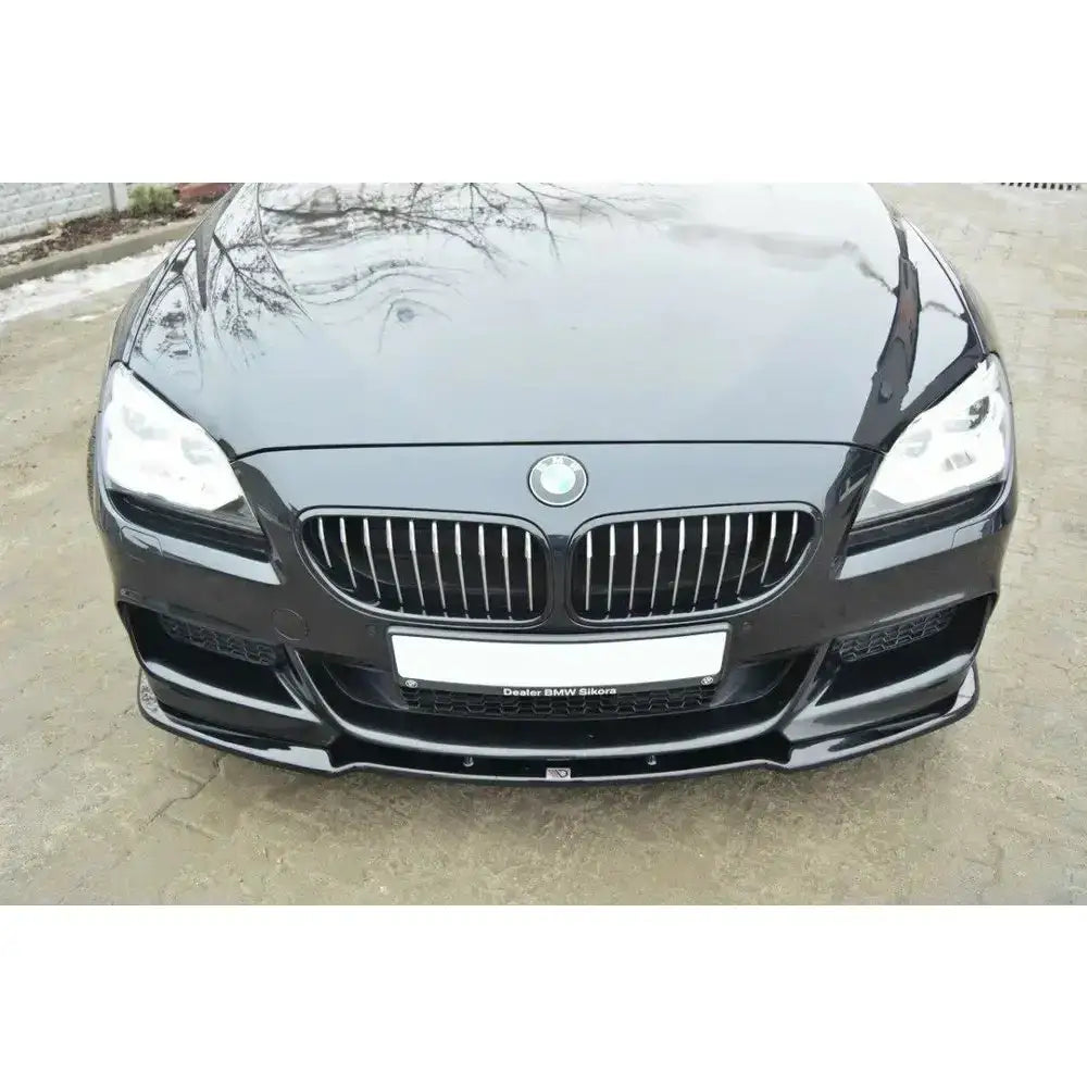 Frontsplitter på Bmw 6 Gran Coupé Mpack, sett forfra med blankt materiale og tydelig grill.