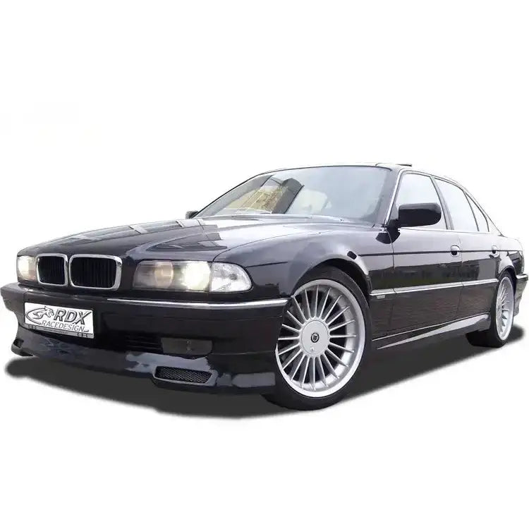 Frontleppe BMW 7 serie E38 sort sedan med sølvfelger og frontspoiler, sett fra venstre forhjørne.