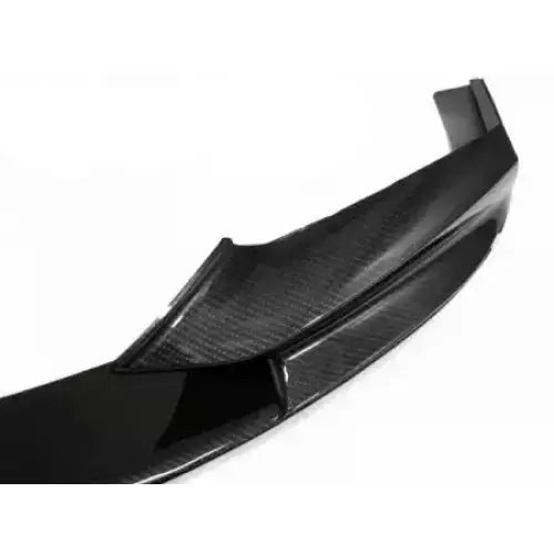 Frontsplitter til BMW F10/F11/F18 M-Performance i karbonlook, detaljert mønster og blank overflate.