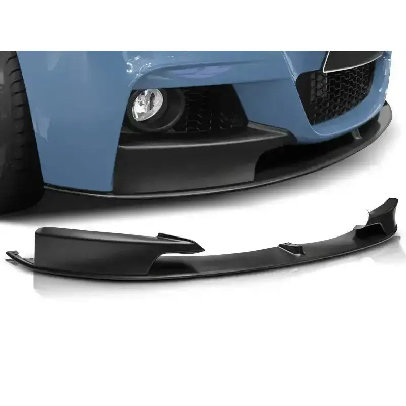 Frontleppe til BMW F30/F31 M Performance i sort plast, sett skrått foran blå bil med markerte kanter.