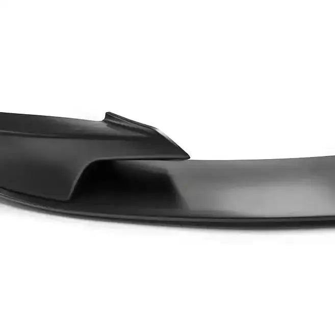 Frontsplitter til BMW F30/F31 M Performance i svart plast med matt, glatt overflate, nærbilde fra skrå vinkel.