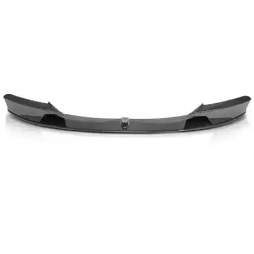 Frontspoiler til BMW F30/F31 M Performance i sort plast med karbonlook, vist forfra mot hvit bakgrunn.