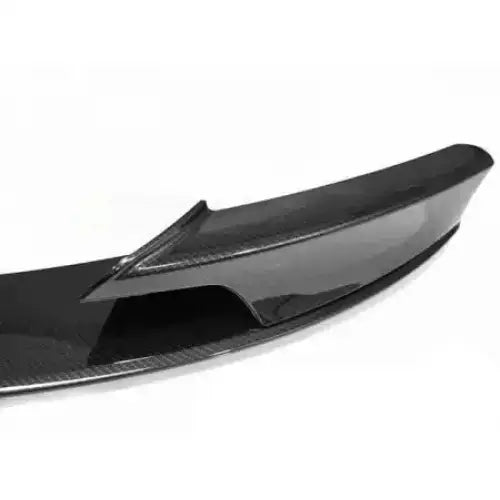 Frontsplitter til BMW F30/F31 M Performance i karbonlook, sidevisning med blank overflate og struktur.
