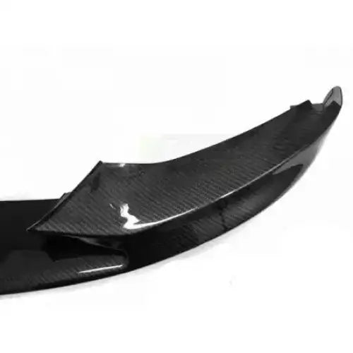Frontsplitter til BMW F32/F33/F36 M Performance i karbonlook, nærbilde av buet form og glanset struktur.