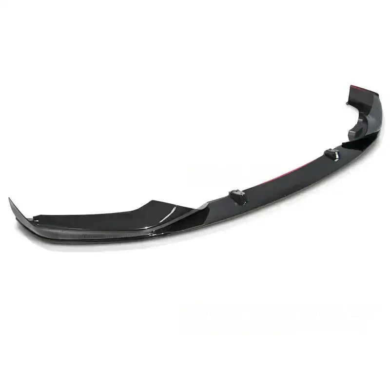 Frontleppe Bmw G30 G31 17- i glossy svart plast sett skrått ovenfra med tydelige monteringspunkter.