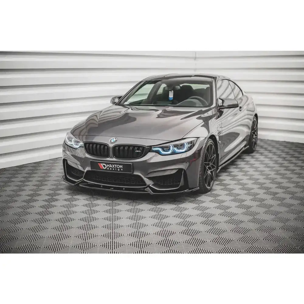 Frontspoiler på BMW M4 F82 14- montert på grå sportsbil med svarte felger og markante frontlykter.