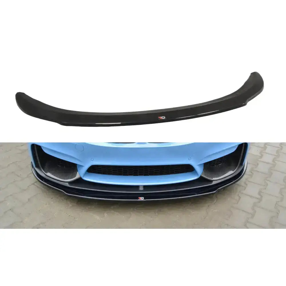 Frontleppe BMW M4 F82 M-Performance i sort plast med diskret logo, vist både separat og montert på bil.
