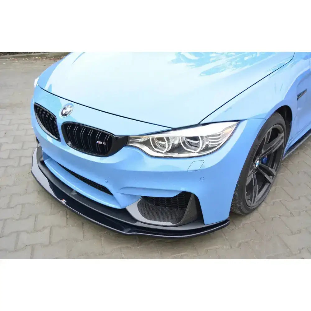 Frontspoiler på BMW M4 F82 M-Performance med sort leppe, markante frontlys og svarte felger.