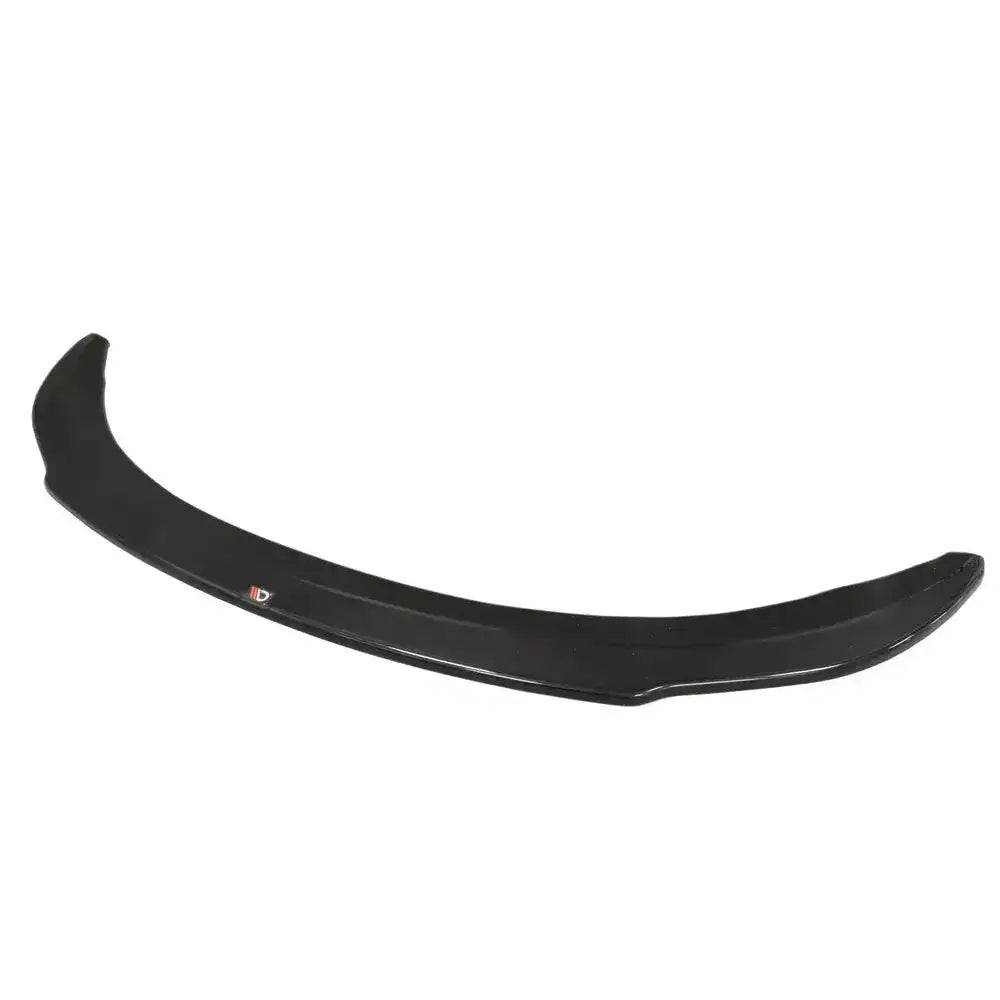 Frontleppe Bmw M4 F82 M-Performance i sort, blank finish med logo, sett skrått ovenfra mot hvit bakgrunn.