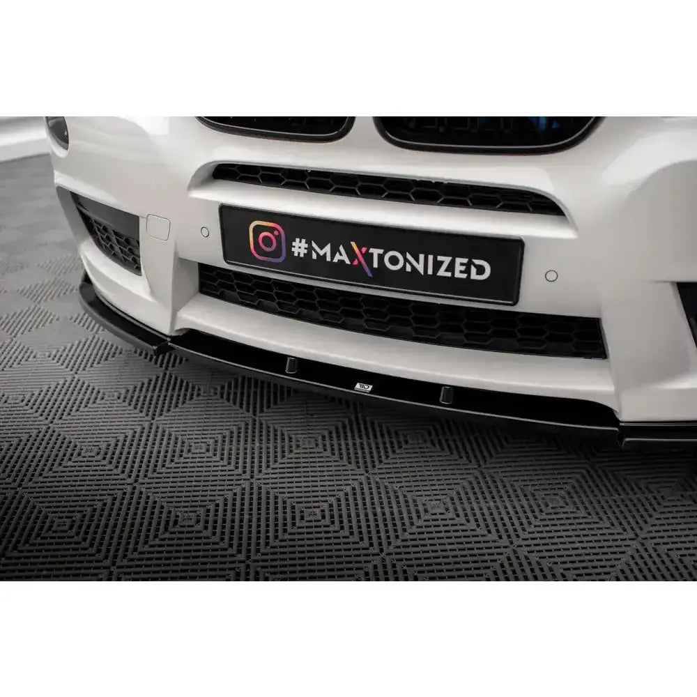 Frontsplitter på Bmw X3 F25 M-Pack i svart blank finish montert på hvit bil, nærbilde.
