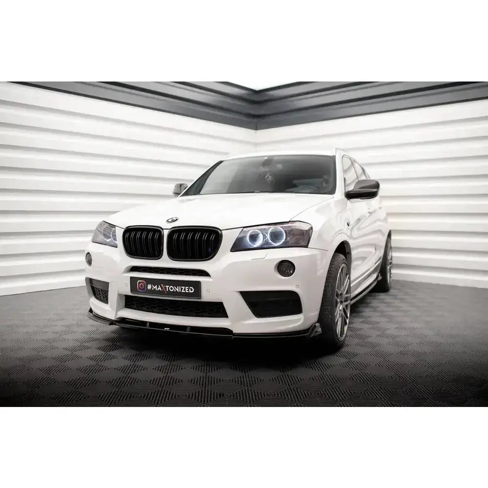 Front lip på Bmw X3 F25 M-Pack sett fra venstre forhjørne med sorte detaljer og LED-lykter.