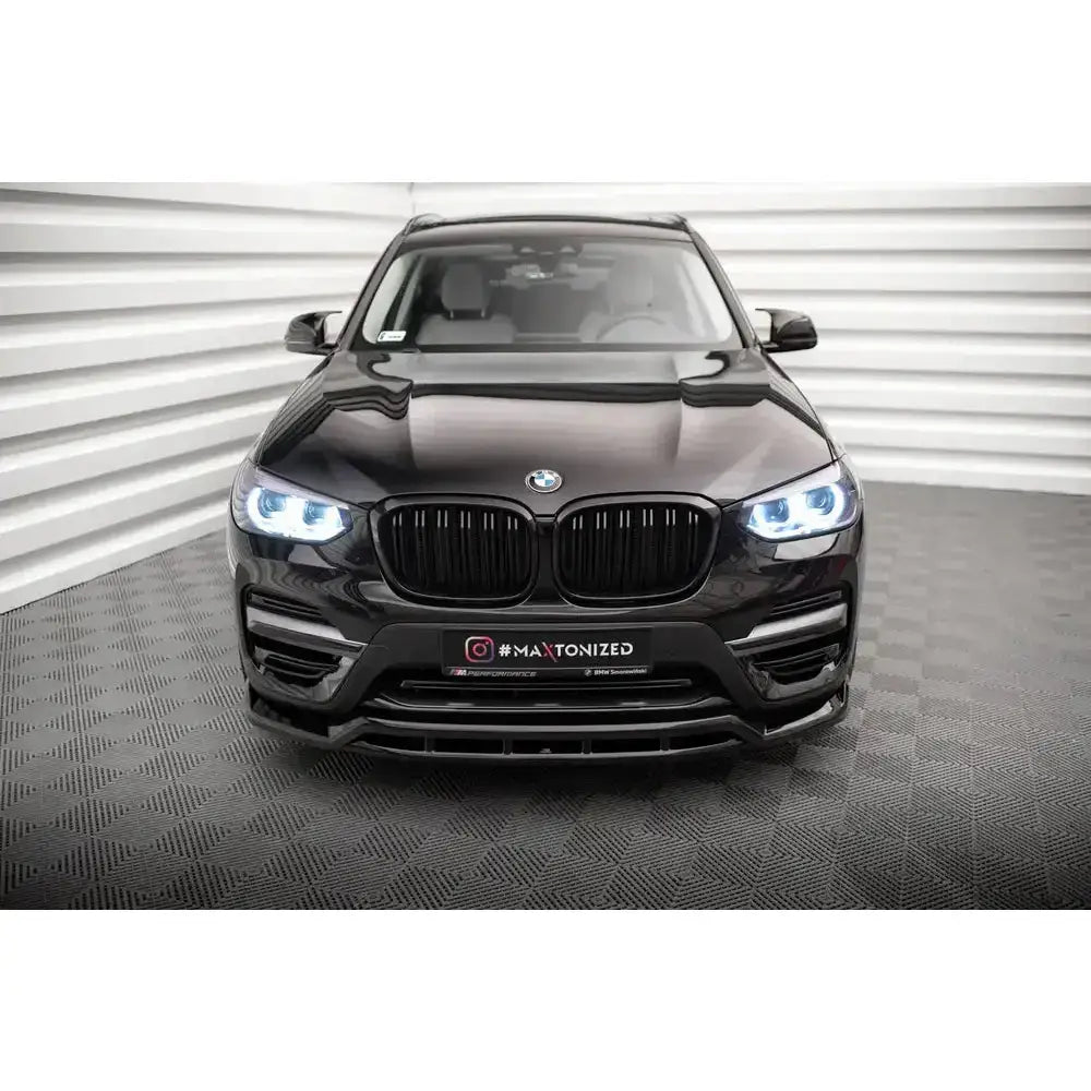 Frontspoiler til BMW X3 G01 sett forfra med svarte detaljer og markante LED-frontlykter.