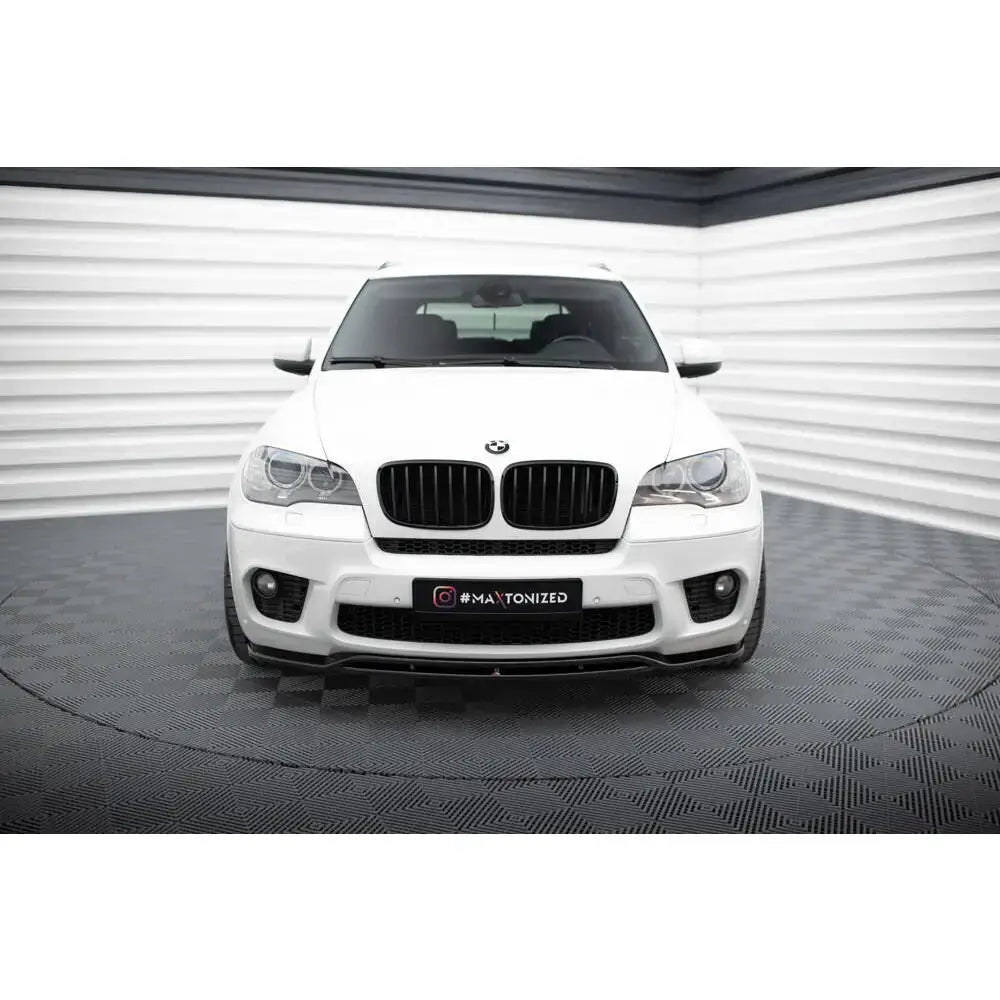 Frontsplitter på Bmw X5 E70 Facelift M-Pack hvit SUV sett forfra med sorte grilldetaljer.