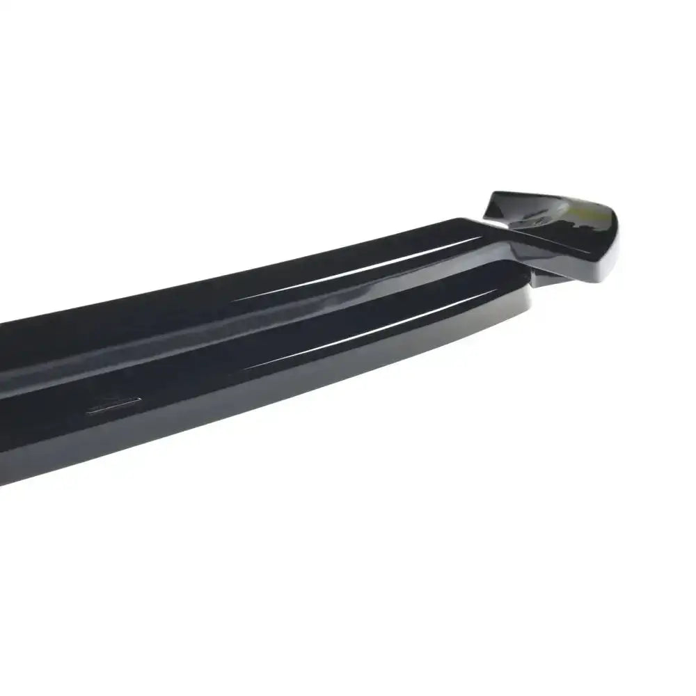 Frontspoiler til BMW X5 G05 M-Pack i sort, blank utførelse med avrundet hjørne mot hvit bakgrunn.
