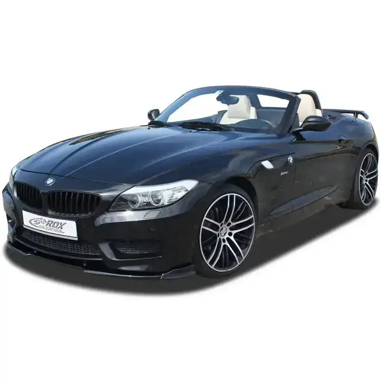 Frontspoiler BMW Z4 E89 med åpnet tak, svarte felger og lyse seter, sett skrått forfra.