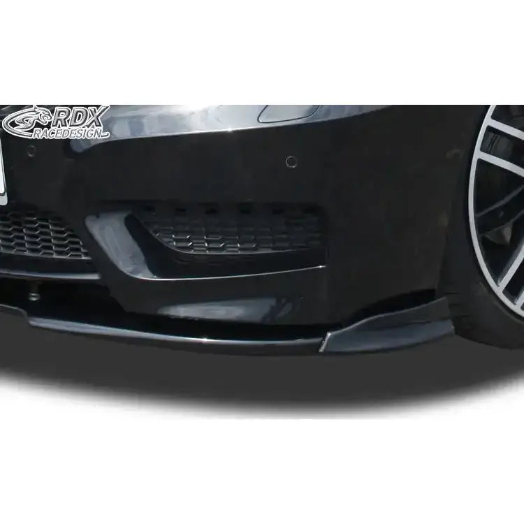 Frontsplitter til BMW Z4 E89 Vario X i sort blank plast montert under støtfanger, sett skrått forfra.