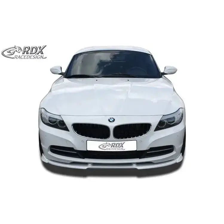 Frontsplitter til BMW Z4 E89 Vario X sett forfra på hvit bil med sorte detaljer og synlig logo.